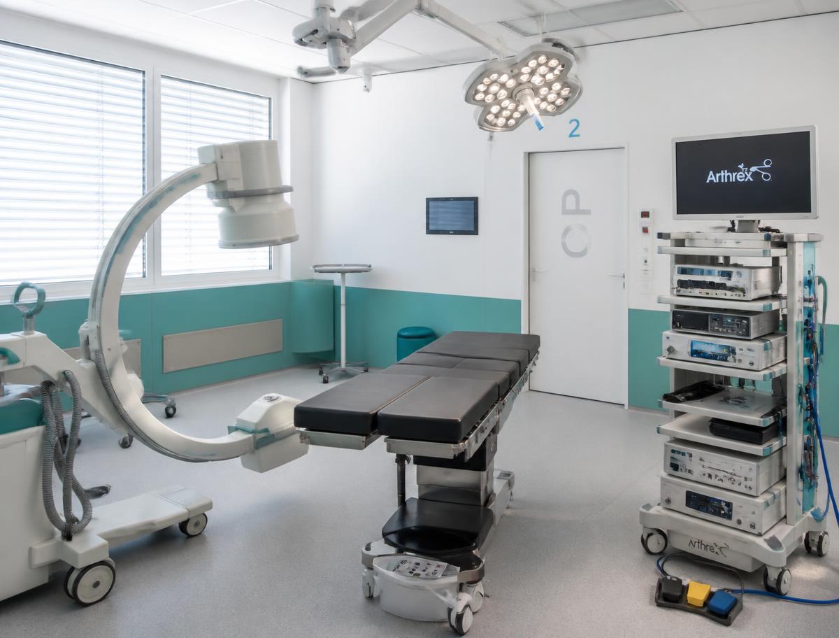 Ambulanter Operationssaal der Orthopraxis Fojtik mit mobilem C-Bogen und Arthroskopie-Turm